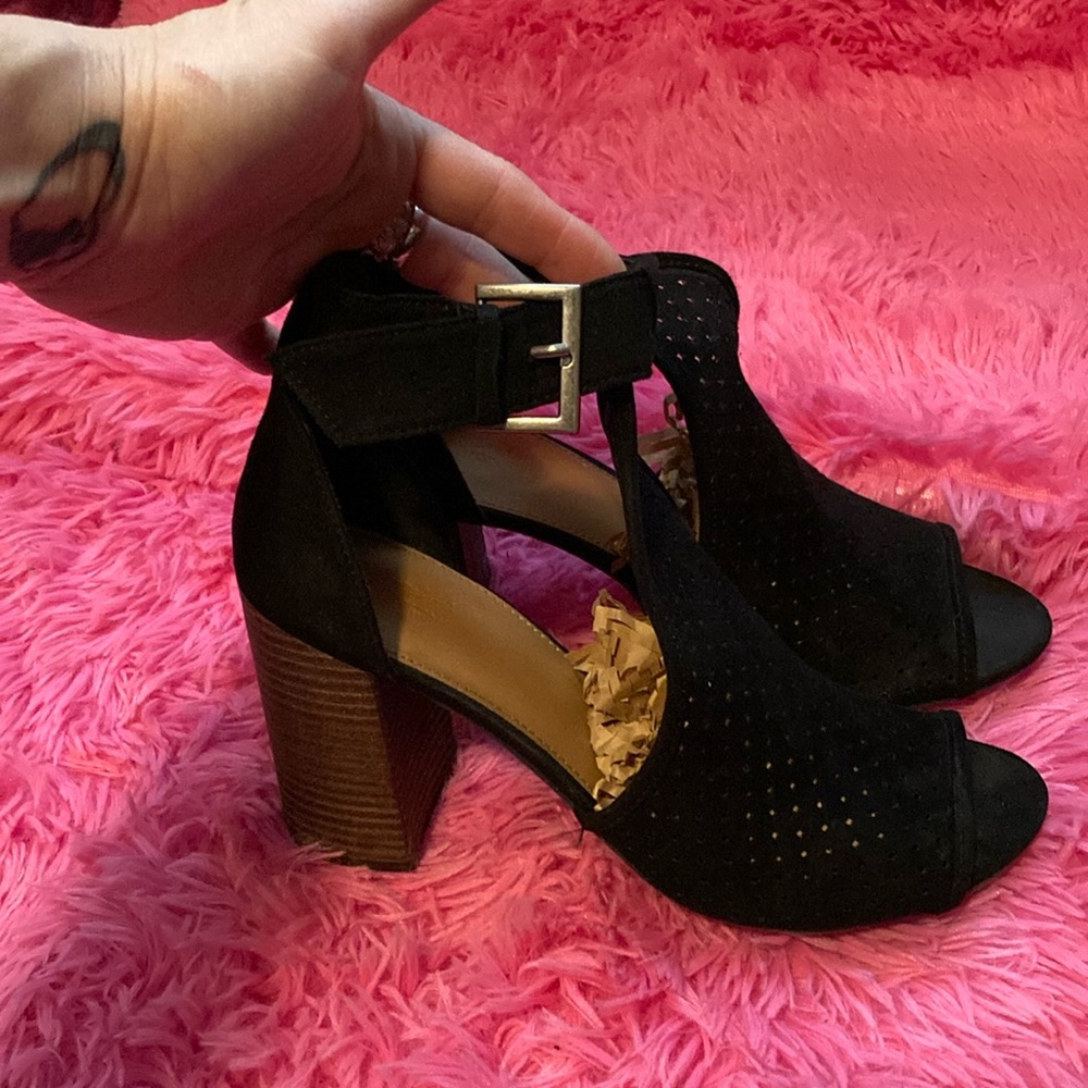 Faux suede laser cutout ankle closure open toe chunk heel black booties sz 9.5